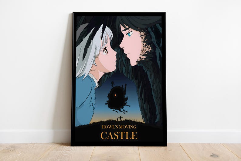 Puede incluir: Impresi&oacute;n art&iacute;stica enmarcada que representa una escena de "El castillo ambulante". La obra muestra a dos personajes enfrentados, sobre un fondo oscuro y estilizado. El t&iacute;tulo "Howl's Moving Castle" se muestra en letras doradas en la parte inferior.