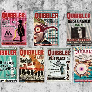 Può includere: Una collezione di sette poster di "The Quibbler", con vari design e titoli. I poster hanno un'estetica vintage con un mix di illustrazioni e testo, tra cui riferimenti a "Harry Potter" e al "Ministero della Magia". La tavolozza dei colori include rosso, blu e beige.