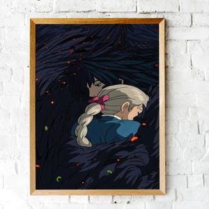 Puede incluir: Impresi&oacute;n art&iacute;stica enmarcada con una ilustraci&oacute;n de estilo anime. La obra representa a dos figuras abraz&aacute;ndose, sobre un fondo oscuro y texturizado con toques de rojo y verde. Una figura tiene el pelo rubio trenzado, la otra tiene el pelo oscuro.