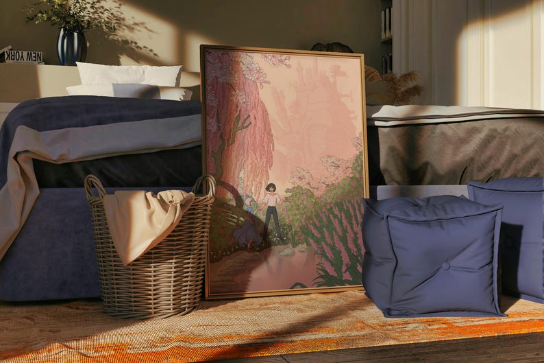 Puede incluir: Una escena de dormitorio con una cama con ropa de cama azul, una obra de arte enmarcada, una cesta de mimbre y dos cojines azules. La obra de arte representa a una persona en un paisaje. La cesta contiene una manta beige. La habitaci&oacute;n est&aacute; iluminada por la luz del sol.