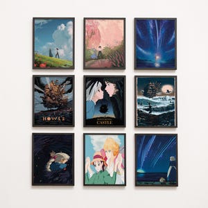 Puede incluir: Nueve impresiones art&iacute;sticas enmarcadas con escenas de la pel&iacute;cula de animaci&oacute;n "El castillo ambulante". Las impresiones muestran varios personajes y paisajes en colores vibrantes, con el texto "Howl's Moving Castle."