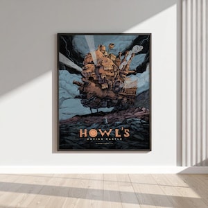 Puede incluir: P&oacute;ster enmarcado con una ilustraci&oacute;n detallada del Castillo Ambulante de Howl. La obra de arte muestra el intrincado dise&ntilde;o del castillo con una paleta de colores marrones, azules y naranjas. El t&iacute;tulo "Howl's Moving Castle" se muestra en letras naranjas en negrita.