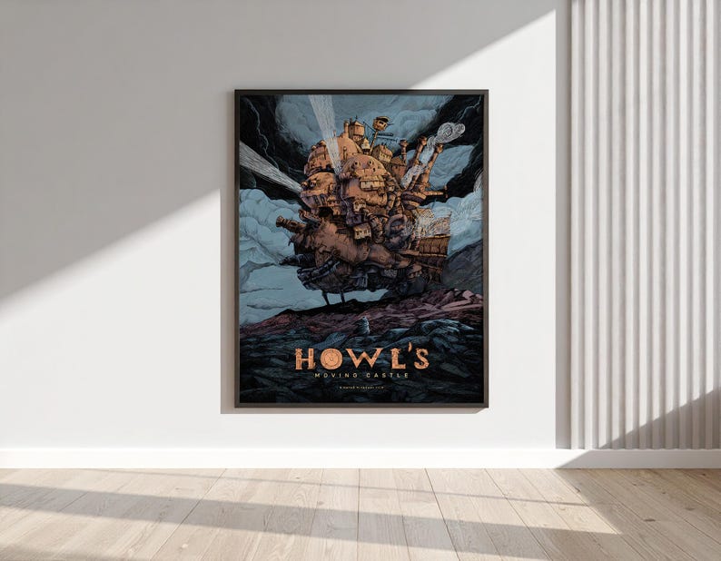 Puede incluir: P&oacute;ster enmarcado con una ilustraci&oacute;n detallada del Castillo Ambulante de Howl. La obra de arte muestra el intrincado dise&ntilde;o del castillo con una paleta de colores marrones, azules y naranjas. El t&iacute;tulo "Howl's Moving Castle" se muestra en letras naranjas en negrita.
