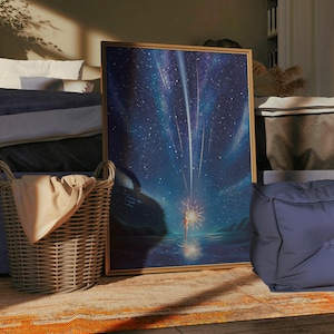 Puede incluir: Una obra de arte enmarcada que representa una escena de noche estrellada con estrellas fugaces y una figura. Una cesta de mimbre con una manta beige est&aacute; cerca de la obra de arte. Un puf azul y una cama con una falda de cama azul tambi&eacute;n est&aacute;n en la habitaci&oacute;n.