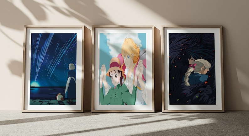 Puede incluir: Tres impresiones art&iacute;sticas enmarcadas con ilustraciones de estilo anime. Las impresiones representan escenas con personajes y paisajes. Una muestra un cielo nocturno con estrellas fugaces, otra presenta dos figuras y la tercera muestra dos figuras en un entorno oscuro.