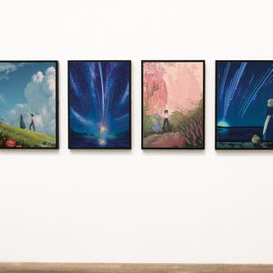 Puede incluir: Cuatro impresiones art&iacute;sticas enmarcadas con ilustraciones de estilo anime. Las impresiones representan escenas con personajes en paisajes, incluyendo una noche estrellada, un campo de flores y una vista costera con una figura.