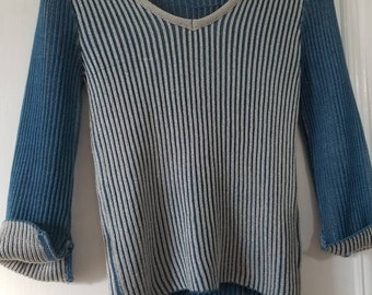 Vintage blue and silver ribbed sweater with a 70s vibe by Artwork Gottelier M