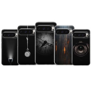 Pode incluir: Uma coleção de cinco capas de telefone com vários designs. As capas apresentam um fundo preto com imagens, incluindo um holofote, um relógio de bolso, um mostrador de relógio, grão de madeira e uma lente de câmera.
