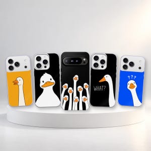 Puede incluir: Cinco fundas para smartphone con ilustraciones de gansos blancos. Las fundas tienen fondos naranja, negro y azul. Una funda negra muestra el texto WHAT? y una funda azul presenta tres signos de interrogación sobre un ganso.