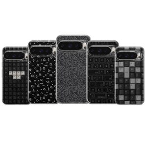 Könnte beinhalten: Fünf Smartphone-Hüllen in einer Reihe, jede mit einem eigenen schwarz-weißen Muster. Die Designs umfassen ein Tastaturlayout mit dem Text WAKE UP, geometrische Formen, Musiksymbole, ein Computertastaturgitter und ein Muster aus Buchstaben.