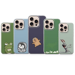 Puede incluir: Una taza de cerámica blanca con un asa negra y el texto "But First, Coffee" en negro, con una fuente de estilo manuscrito. La taza está sobre una superficie blanca.