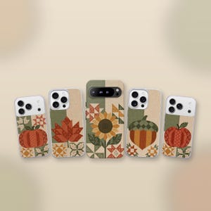 Puede incluir: Cinco fundas rectangulares para teléfono con un diseño estilo patchwork que incluye motivos otoñales como una calabaza, una hoja de arce, un girasol y una bellota. Los patrones de fondo consisten en formas geométricas en tonos verde, naranja y crema.
