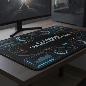 Könnte beinhalten: Schwarzes rechteckiges Mauspad mit futuristischem Design. Das Mauspad zeigt den Text "CLOSER'S COMMAND CENTER" in Weiß mit blau und orangefarben beleuchteten Grafiken. Das Mauspad liegt auf einem Holztisch.