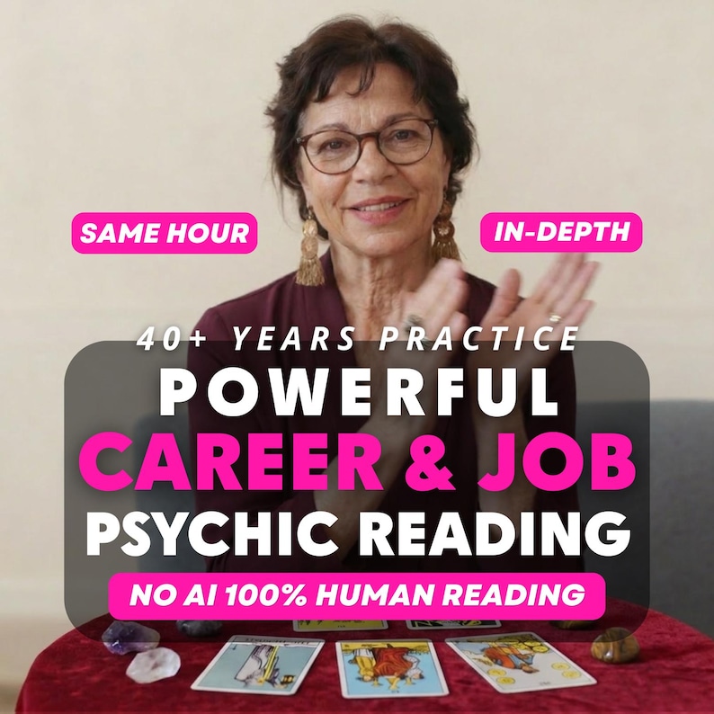 Puede incluir: Una persona de cabello oscuro con gafas y pendientes dorados, con superposiciones de texto que dicen SAME HOUR, IN-DEPTH, 40+ YEARS PRACTICE, POWERFUL CAREER & JOB PSYCHIC READING y NO AI 100% HUMAN READING, con cartas de tarot sobre una mesa roja.