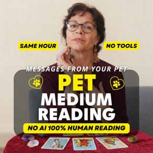 以下が含まれることがあります： 眼鏡をかけダークカラーのトップスを着た人物が、タロットカードとクリスタルが置かれたテーブルの前に座っている。画像には「SAME HOUR」「NO TOOLS」「MESSAGES FROM YOUR PET」「PET MEDIUM READING」「NO AI 100% HUMAN READING」というテキストと、2つの黄色い肉球アイコンが重ねられている。