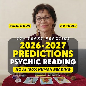 Op de afbeelding: Een persoon met een bril en lange oorbellen zit achter een rode tafel met tarotkaarten en kristallen. De tekst luidt: SAME HOUR, NO TOOLS, 40+ YEARS PRACTICE, 2026-2027 PREDICTIONS PSYCHIC READING, NO AI 100% HUMAN READING.