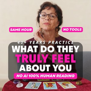 Puede incluir: Una persona con gafas y una prenda superior de color rojo oscuro, con textos superpuestos: SAME HOUR, NO TOOLS, 40+ YEARS PRACTICE, WHAT DO THEY TRULY FEEL ABOUT YOU, NO AI 100% HUMAN READING. Tres cartas de tarot y cristales sobre una superficie roja.