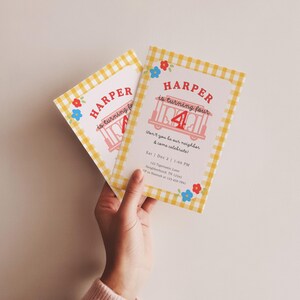 Pode incluir: Dois convites de anivers&aacute;rio com borda xadrez amarela. Os convites dizem "Harper est&aacute; fazendo quatro anos" com um gr&aacute;fico de bonde rosa e detalhes florais. A data e a hora tamb&eacute;m est&atilde;o inclu&iacute;das.