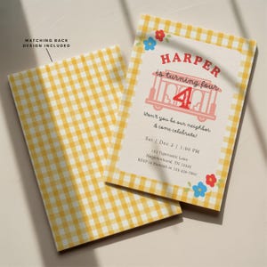 Pode incluir: Um convite de anivers&aacute;rio com um padr&atilde;o xadrez amarelo e branco. A frente apresenta o texto "Harper est&aacute; fazendo quatro anos" com um gr&aacute;fico de bonde rosa e detalhes florais. Inclui detalhes do evento.