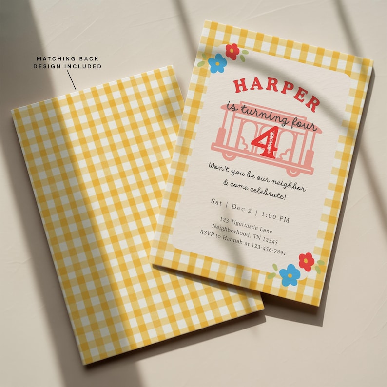 Pode incluir: Um convite de anivers&aacute;rio com um padr&atilde;o xadrez amarelo e branco. A frente apresenta o texto "Harper est&aacute; fazendo quatro anos" com um gr&aacute;fico de bonde rosa e detalhes florais. Inclui detalhes do evento.
