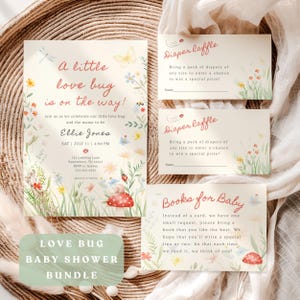 Może przedstawiać: Zestaw na baby shower z kwiatowym wzorem. Zaproszenie brzmi "A little love bug is on the way!" ze szczegółami przyjęcia Ellie Jones. Zawiera karty loterii pieluszkowej i prośby o książki.