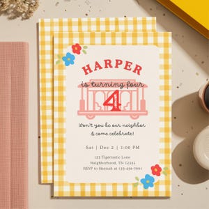 Pode incluir: Um convite de anivers&aacute;rio com uma borda xadrez amarela. O convite diz "HARPER est&aacute; fazendo quatro anos" com um gr&aacute;fico de bonde e detalhes do evento. Acentos florais em vermelho e azul completam o design.