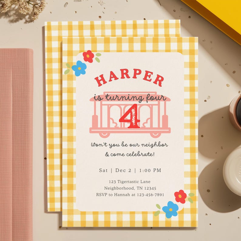 Pode incluir: Um convite de anivers&aacute;rio com uma borda xadrez amarela. O convite diz "HARPER est&aacute; fazendo quatro anos" com um gr&aacute;fico de bonde e detalhes do evento. Acentos florais em vermelho e azul completam o design.