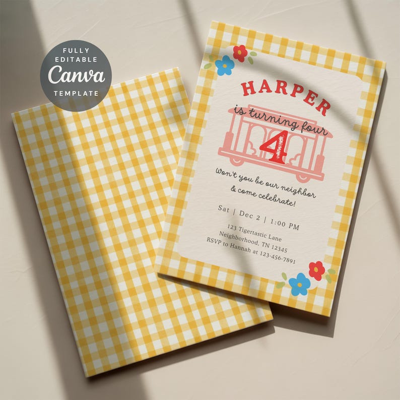 Pode incluir: Um convite de anivers&aacute;rio com um padr&atilde;o xadrez amarelo e branco. O convite apresenta o texto "HARPER est&aacute; fazendo quatro anos" e um gr&aacute;fico de bonde rosa. Modelo Canva totalmente edit&aacute;vel.