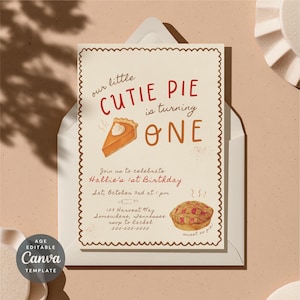 Puede incluir: Una tarjeta de invitación de cumpleaños color crema con borde festoneado marrón, ilustrada con una porción de tarta y una tarta entera. El texto dice: our little CUTIE PIE is turning ONE, Hallie's 1st Birthday, Sat, October 3rd at 1 pm.