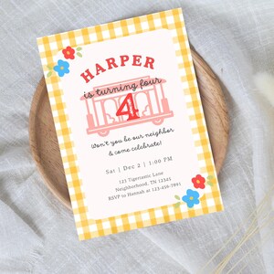 Pode incluir: Um convite de anivers&aacute;rio com uma borda xadrez amarela. O convite diz "HARPER est&aacute; fazendo quatro anos" com um gr&aacute;fico de bonde e o n&uacute;mero 4. Inclui detalhes do evento e informa&ccedil;&otilde;es de RSVP.