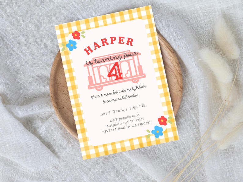 Pode incluir: Um convite de anivers&aacute;rio com uma borda xadrez amarela. O convite diz "HARPER est&aacute; fazendo quatro anos" com um gr&aacute;fico de bonde e o n&uacute;mero 4. Inclui detalhes do evento e informa&ccedil;&otilde;es de RSVP.