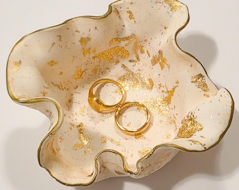 Schmuckschale mit Goldrand handgemacht | Organischer Schmuckteller aus Ton | Geschenk für Frauen Hochzeit Geburtstag|Versandkostenfrei in AT