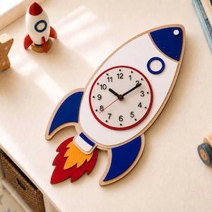 Raketwandklok voor kinderen, houten klok voor de kinderkamer, ruimtethema kinderkamerdecoratie, raketdecoratie, handgemaakt in Italië