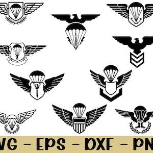 Op de afbeelding: Een verzameling zwart-wit vectorafbeeldingen met militaire emblemen. Ontwerpen omvatten parachutes, vleugels, schilden en adelaars. De onderkant van de afbeelding toont de tekst "SVG - EPS - DXF - PNG".