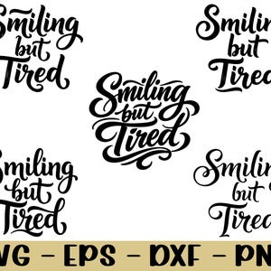 Könnte beinhalten: Schwarz-weißes Grafikdesign mit dem Schriftzug "Smiling but Tired" in einer Schreibschrift, der mehrfach wiederholt wird. Das Design enthält auch die Dateityp-Abkürzungen: SVG, EPS, DXF und PNG.
