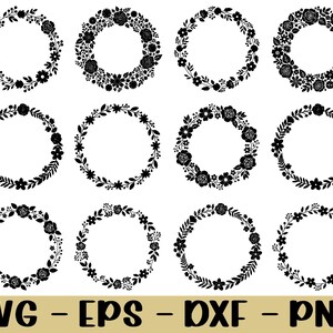 Peut inclure: Douze motifs de couronnes florales noires. Chaque couronne est un arrangement circulaire de fleurs et de feuilles. Le bas de l'image affiche le texte "SVG - EPS - DXF - PNG" en couleur beige.