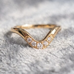 Curved Wedding Band for Women, Round Moissanite Wedding Band, 14k Gold Chevron Wedding Band, Stacking Ring, Bridal Matching Wave Band.