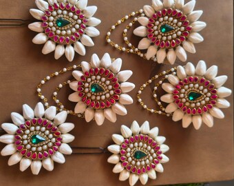 Pinzas y gomas elásticas hechas a mano con flores de jazmín y piedras kundan.