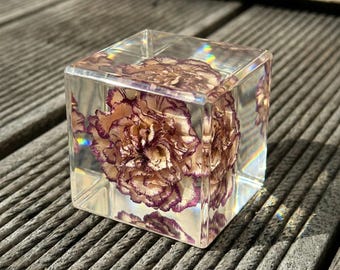 Gift for Mom, Real Carnation Resin Cube, Preserved Purple Flower Keepsake, Romantic Floral Decor,Purple Edge Flower Cube