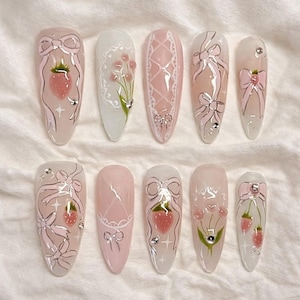 Unhas postiças de morango, conjunto de unhas rosa artesanais com laços, renda e flores, unhas longas amendoadas fofas e reutilizáveis, presente para ela.