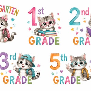 Puede incluir: Una colección de cinco ilustraciones estilo acuarela con gatitos atigrados grises para los grados escolares. Los diseños incluyen texto para Kindergarten, 1st Grade, 2nd Grade, 3rd Grade y 5th Grade, decorados con estrellas, corazones, libros y mochilas de colores.