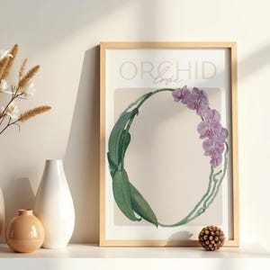 Könnte beinhalten: Gerahmter Druck mit einer Orchideenillustration. Das Kunstwerk schreibt das Wort "ORCHID" mit dem Buchstaben "O", der durch den Stiel und die Blätter der Orchidee gebildet wird. Das Wort "love" ist kursiv geschrieben.