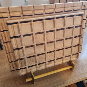 Ensemble de planches alvéolées, découpe artisanale du bois de bout avec support