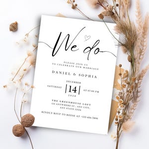 Puede incluir: Una invitación de boda blanca con las palabras "We do" en escritura elegante. La invitación incluye detalles de la ceremonia: Daniel & Sophia, 14 de diciembre de 2028, a las 19:00 horas, y el lugar. También se proporciona información de RSVP.