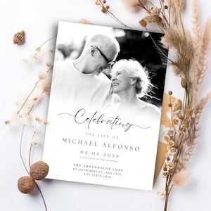 Puede incluir: Una tarjeta de invitación en blanco y negro con una foto de una pareja sonriente. El texto dice "Celebrando la vida de Michael Alfonso" con la fecha, hora y detalles del lugar. Flores secas y elementos decorativos rodean la tarjeta.