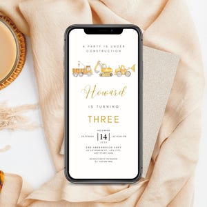 Puede incluir: Un teléfono inteligente muestra una invitación de cumpleaños con temática de construcción. La invitación presenta vehículos de construcción amarillos y el texto "A Party Is Under Construction". Anuncia el tercer cumpleaños de Howard, con fecha, hora y lugar.
