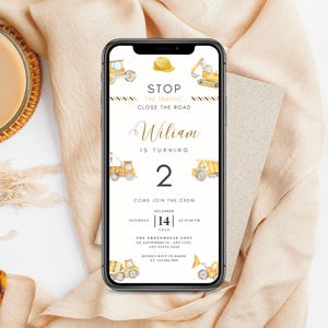 Puede incluir: Un teléfono inteligente muestra una invitación de cumpleaños con temática de construcción. La invitación presenta vehículos de construcción amarillos, el nombre "Wiliam" y el número "2". El texto incluye "Stop the Traffic, Close the Road" y detalles del evento.
