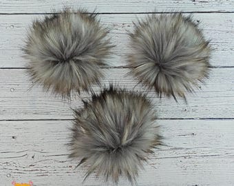Pompón de piel sintética color humo: gris con puntas marrones (6")