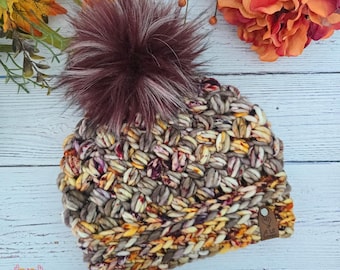 Gorro Autumn Whispers Daily Brew - Gorro de lana gruesa teñida a mano y tejido a crochet con pompón de piel sintética.