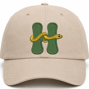 Diseño de bordado de monograma con la letra H / Archivo de bordado de inicial de sombrero con serpiente en relieve 3D para descarga instantánea